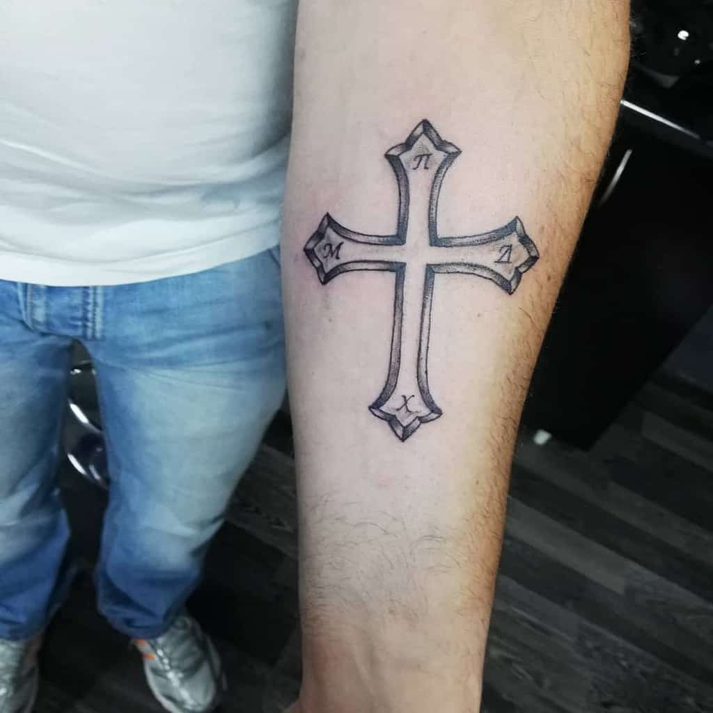 Tatouage d'avant-bras à petite croix Xristinalegendtattoo