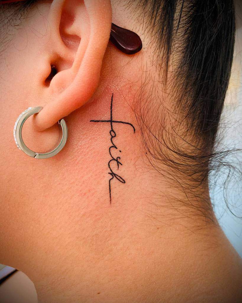 Tatouage du cou de la petite croix de l'oreille Positivevibetatt