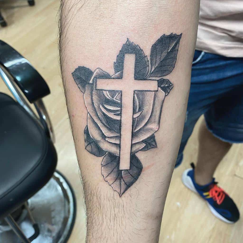 Tatouage d'avant-bras en forme de petite croix Jezs Tatts