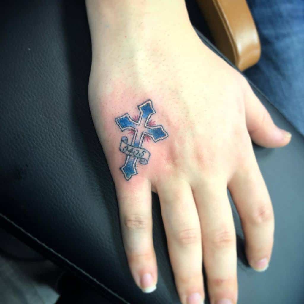Tatouage de doigts en croix Amynguyenart