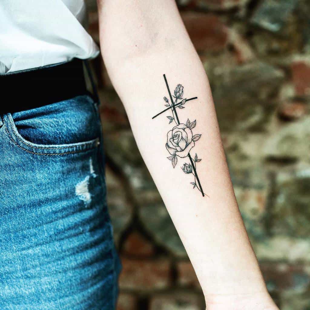 Tatouage d'avant-bras en forme de petite croix Tatouage de Lukastichanek