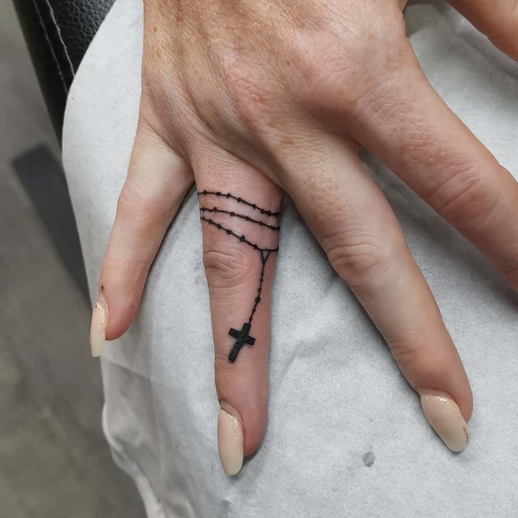 Petit Tatouage de doigts en croix Savvas Ktm