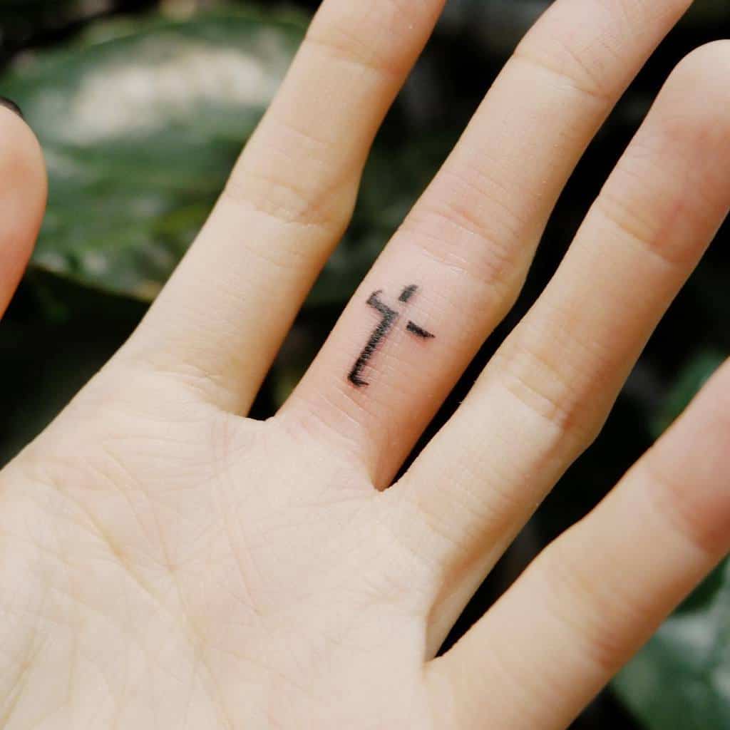 Petit Tatouage de doigt de main croisée Ching.tattoo