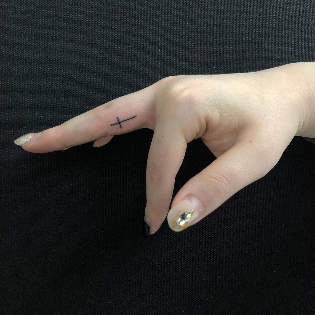 Tatouage de doigts en croix de petite taille Tatouage rose