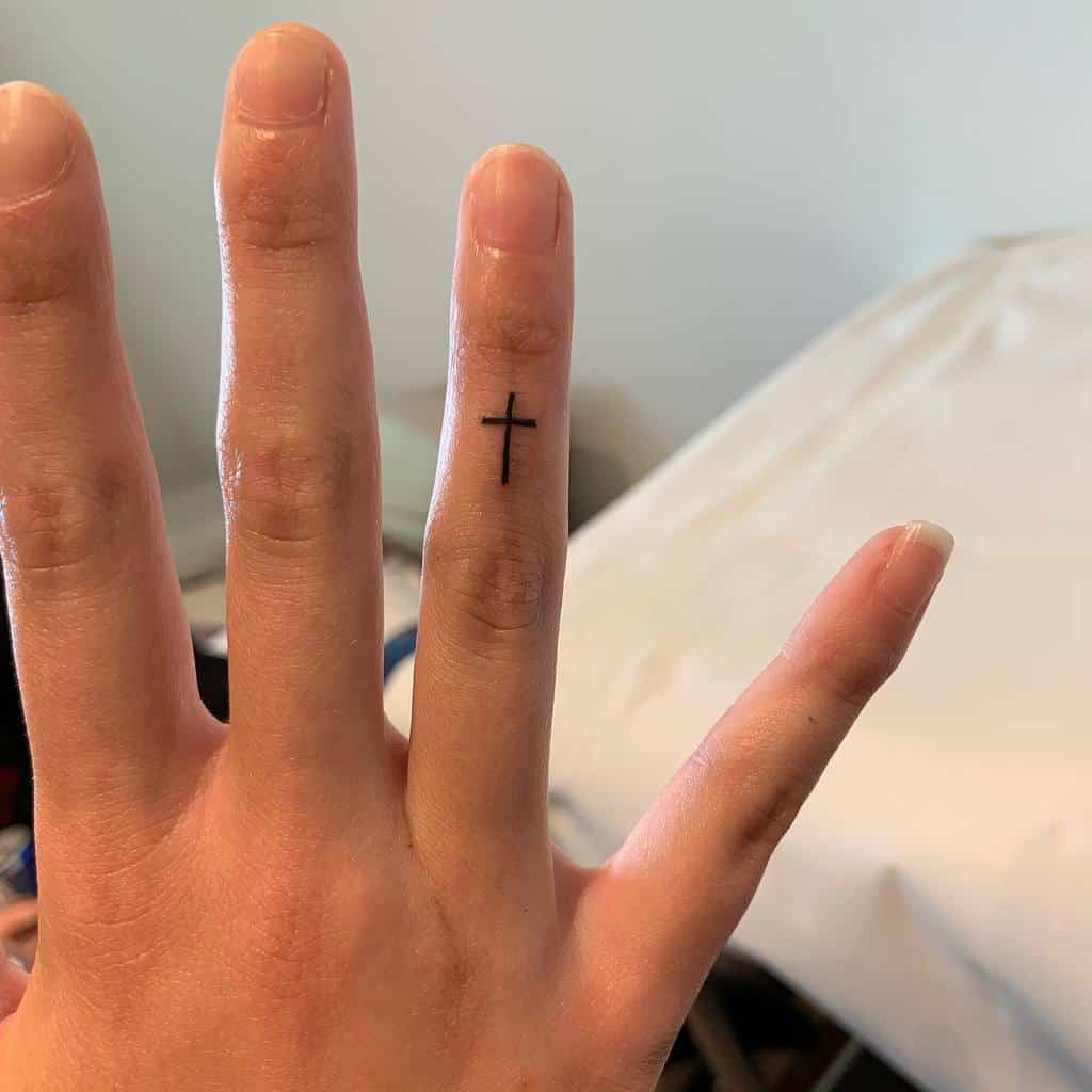 Tatouage de petits doigts en croix Jf Tattoo