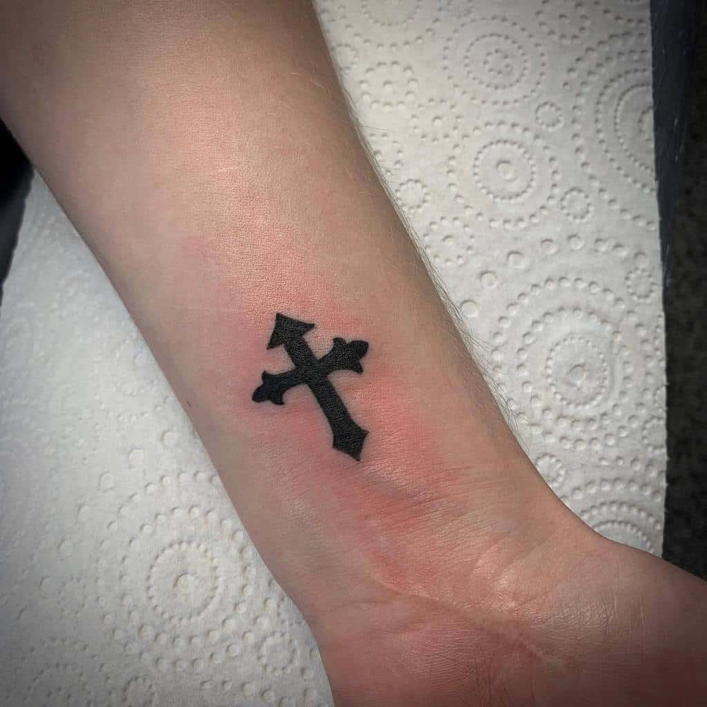 Tatouage de poignet en forme de petite croix Cameron Sneddon