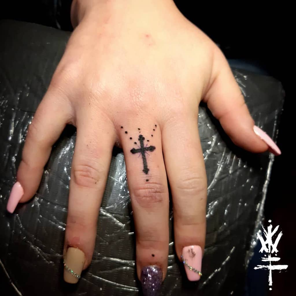Petit tatouage de doigts de main croisés Wiccatattoos Estudio
