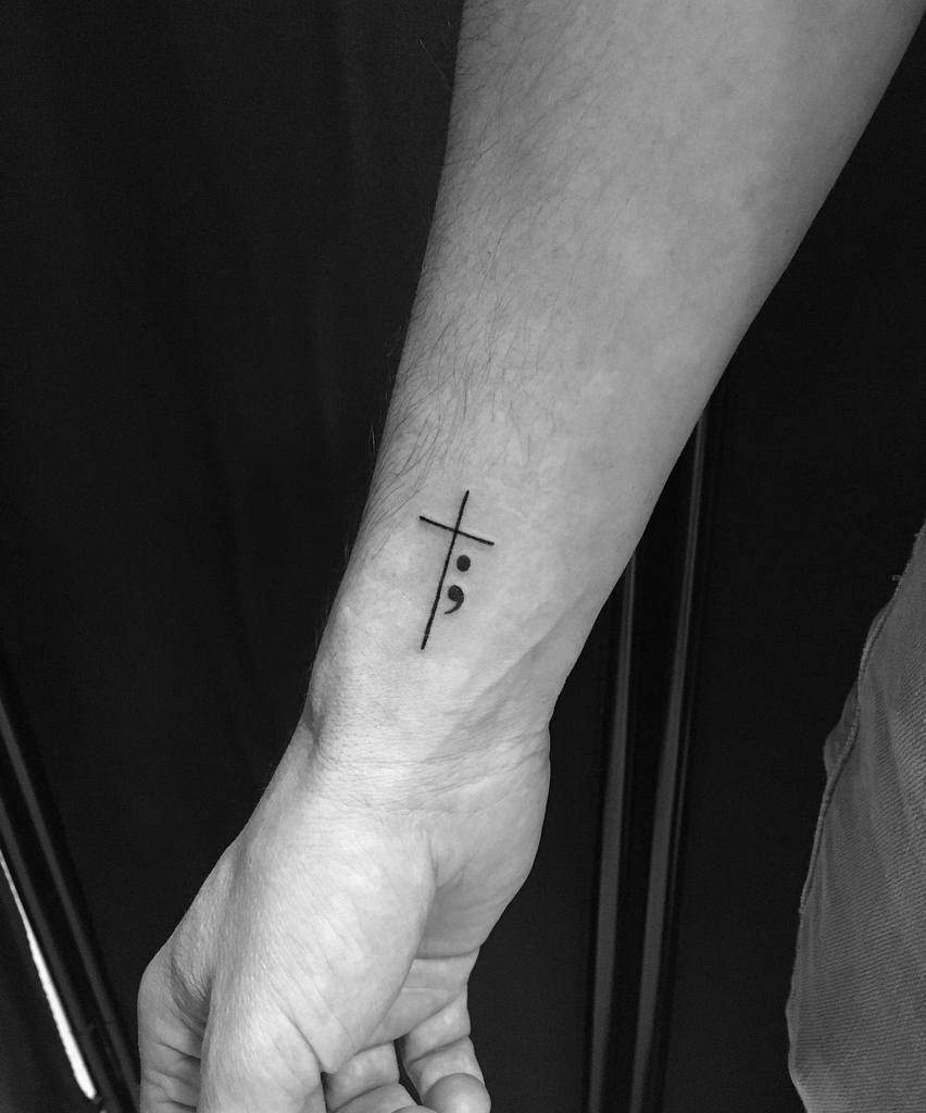 Tatouage de poignet en forme de petite croix Gabikatattoo
