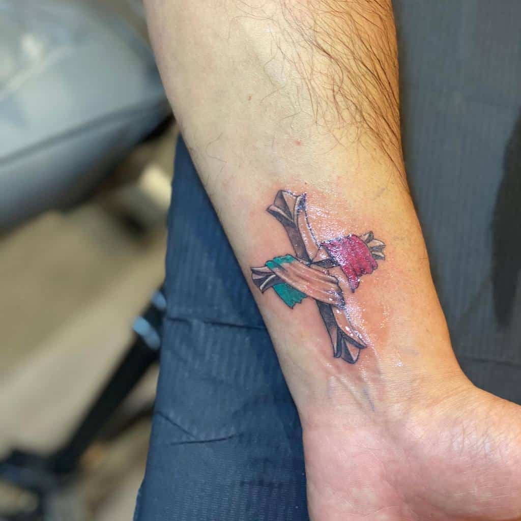 Petit studio de tatouage Inkhut Cross Wrist Tattoo