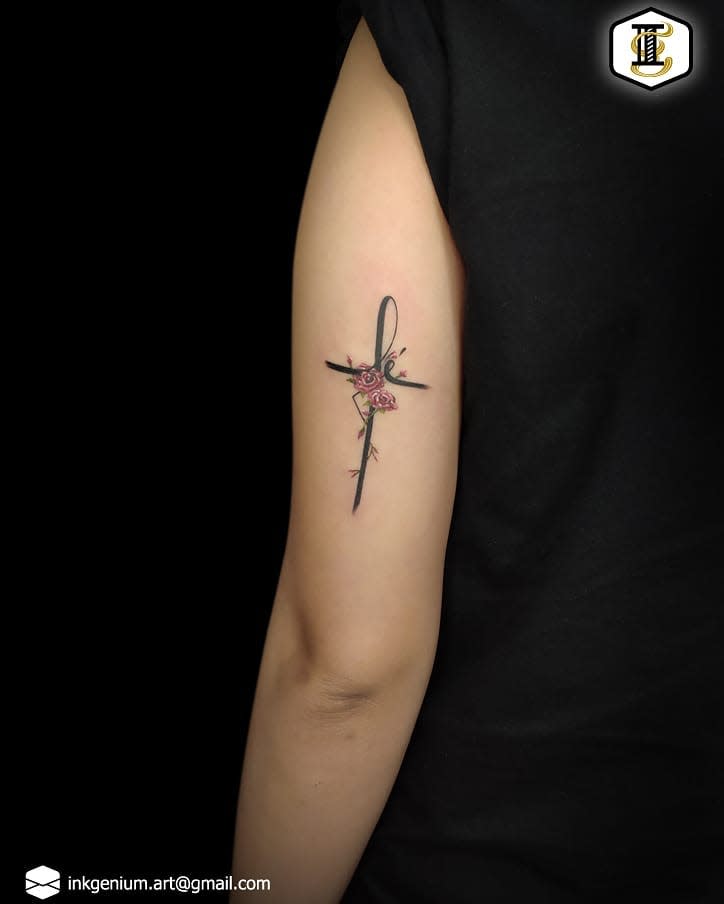 Petite croix Tatouage au bras supérieur Albertinkgenium