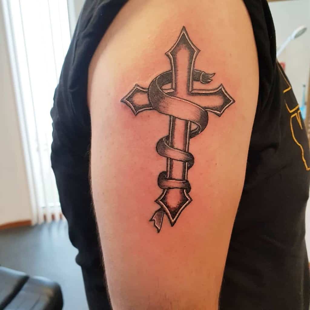 Tatouages de petites croix sur le haut du bras