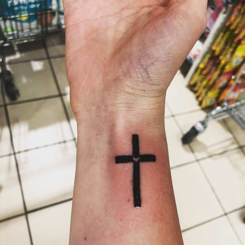 Tatouage de poignet en croix de petite taille Nataliemac25