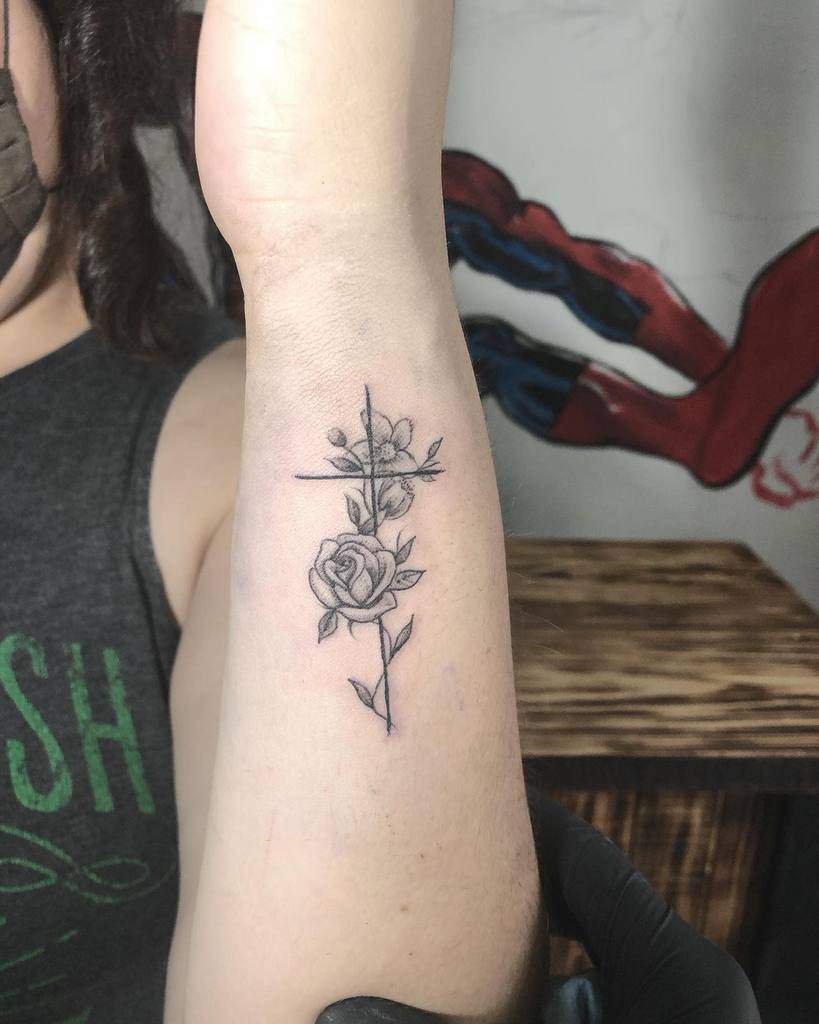 Tatouage au poignet de la petite croix Ramone Vanwilder