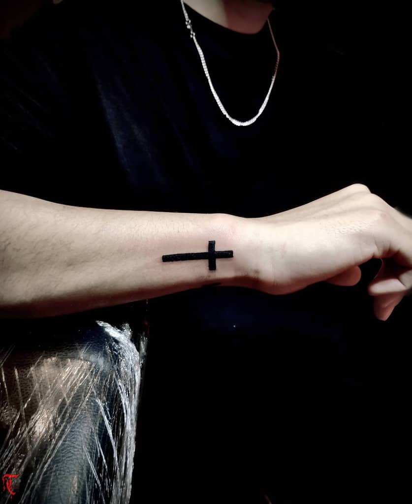 Tatouage du poignet en petite croix Tiranatouage