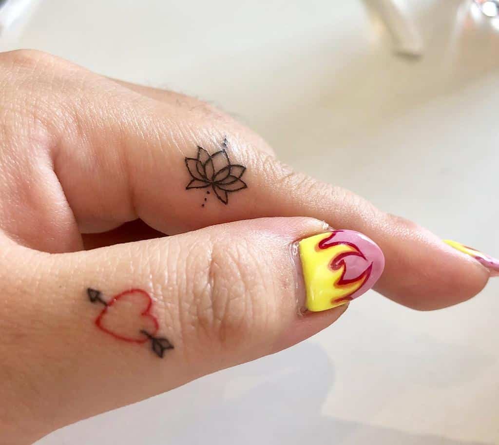Tatouages de doigts de petites mains significatives Samelberg