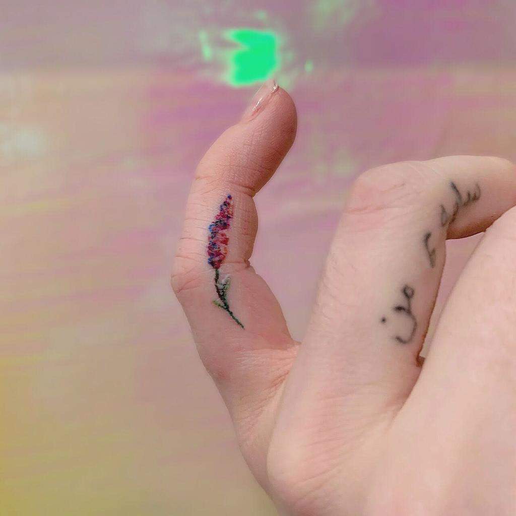 Tatouages des doigts de la main de la petite fleur Therealmatthowe