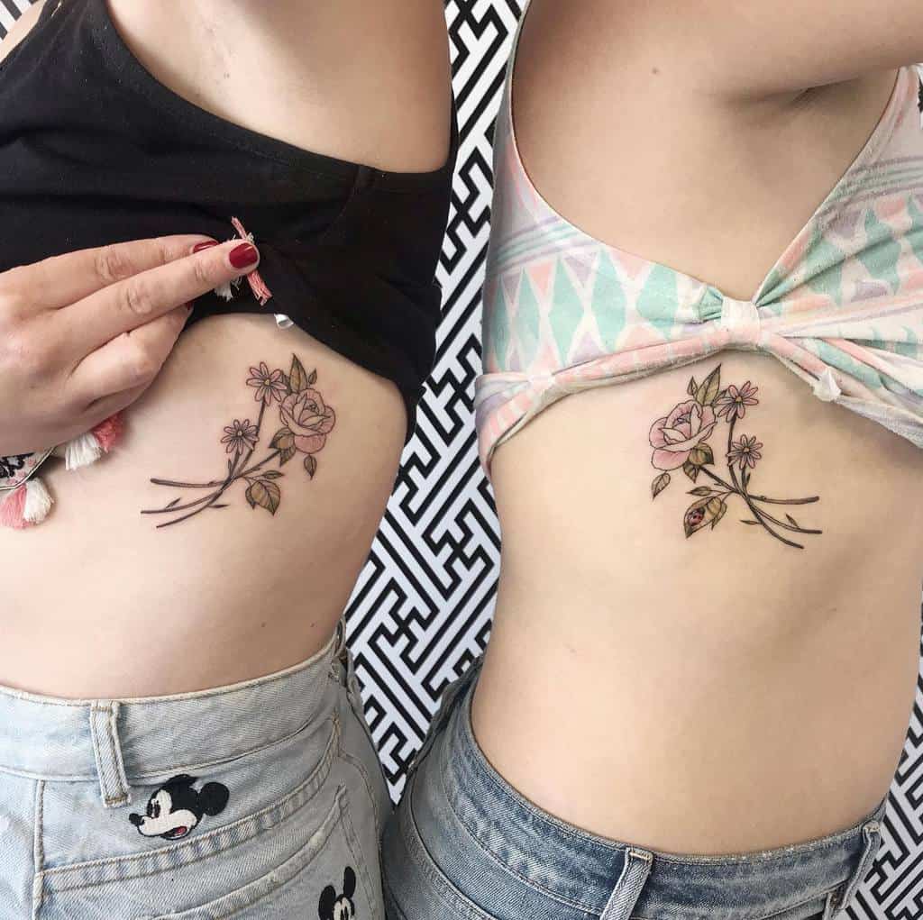 Tatouages de côtes à petites fleurs Sarahwilde.tattoos