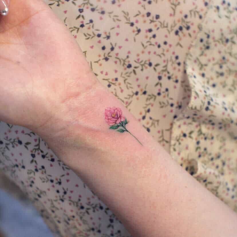 Tatouages de poignets à petites fleurs embellis.em