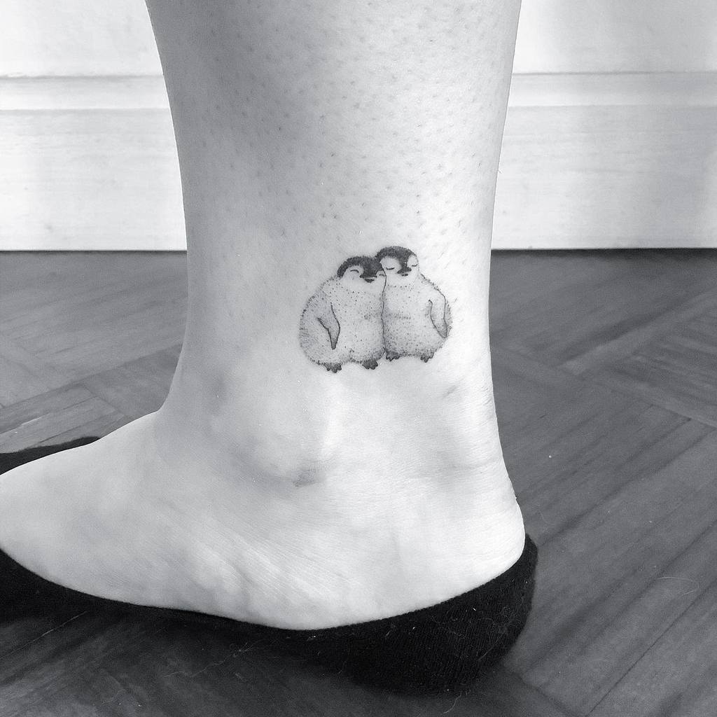 Mignons petits tatouages de pied de cheville Einbergtriinu