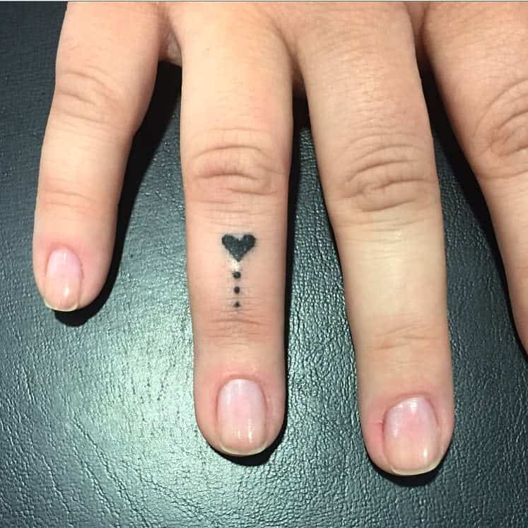 Tatouages de la main et du doigt du petit coeur Tatouage de Lisbeth