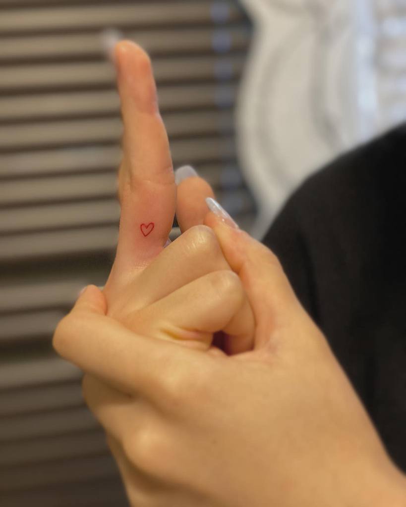 Petits tatouages de doigts de main de coeur Sou Tattooertokyo
