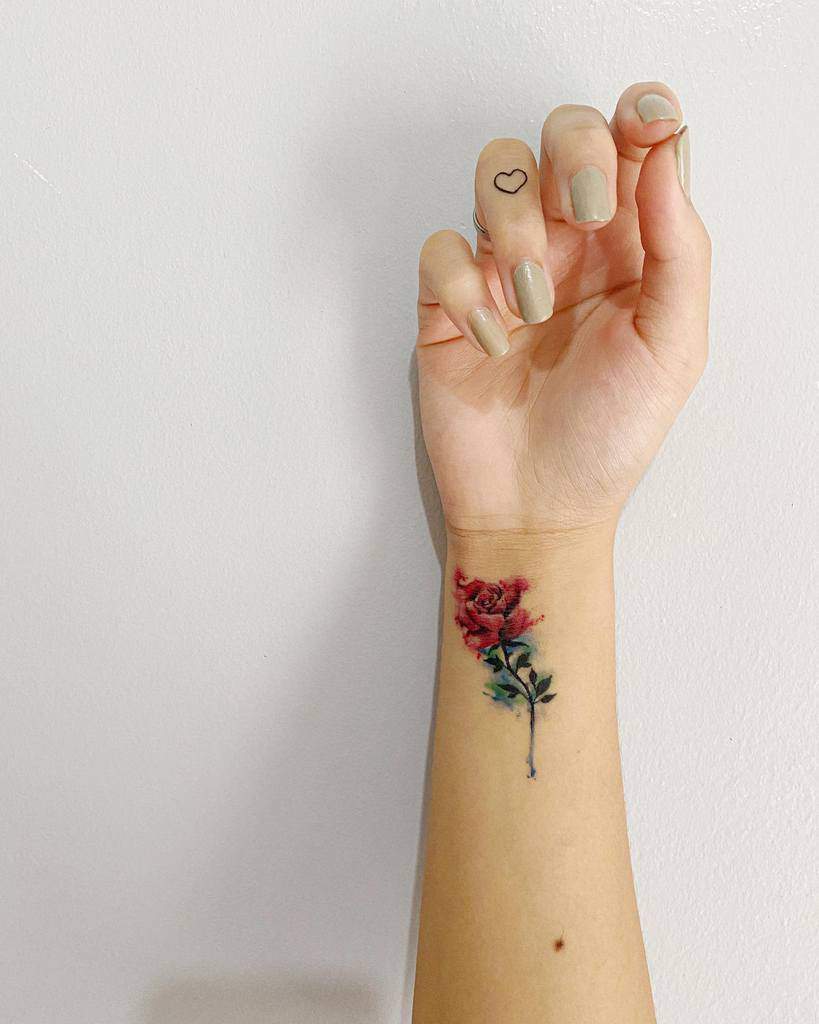 Tatouages de poignets à petites fleurs Kriziaolpindo