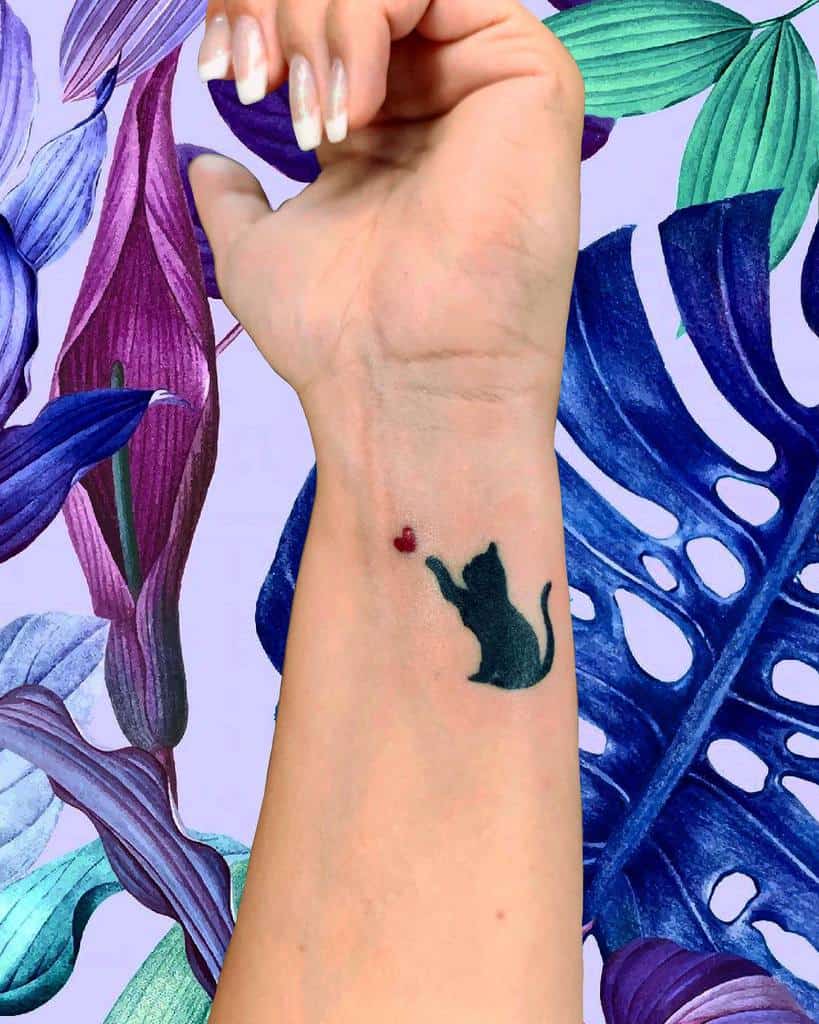 Tatouages de petits poignets pour le tatouage féminin Rikku