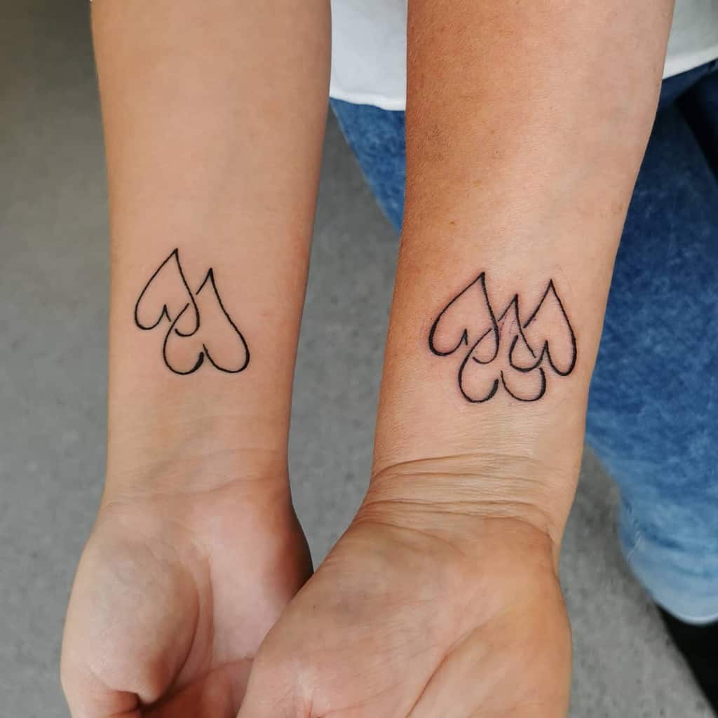 Tatouages de poignets de petits cœurs Honeybunnytattoo