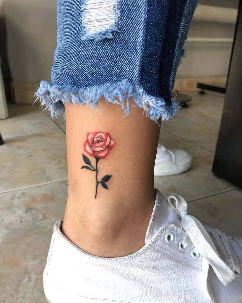 Petits tatouages de cheville à la rose Mihailognyanov
