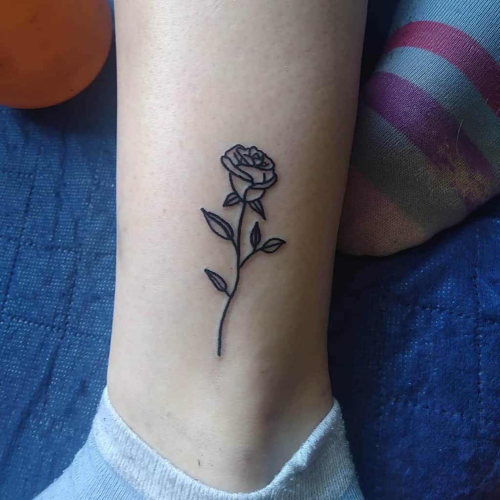 Tatouages de petites roses sur le pied de la cheville S.h.a.r.k.tattoo