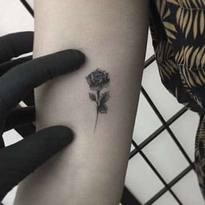 Tatouages noirs à petites roses Tatouage Kinglouie