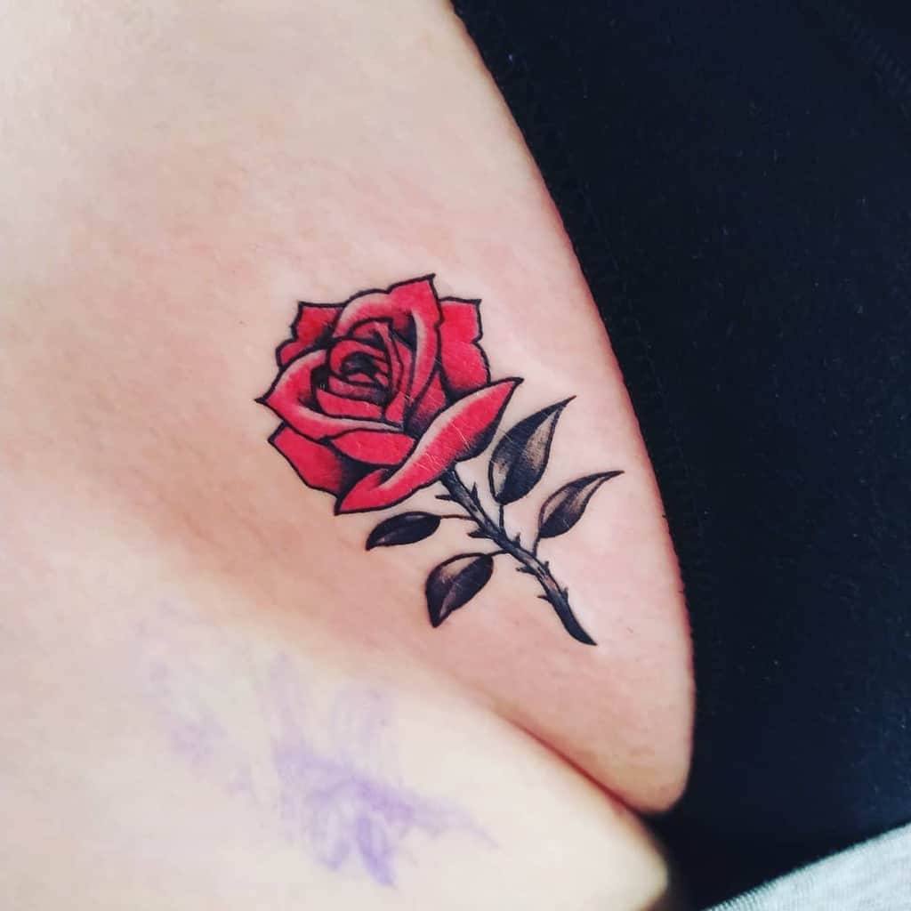 Tatouages de petites roses Tattooosijek