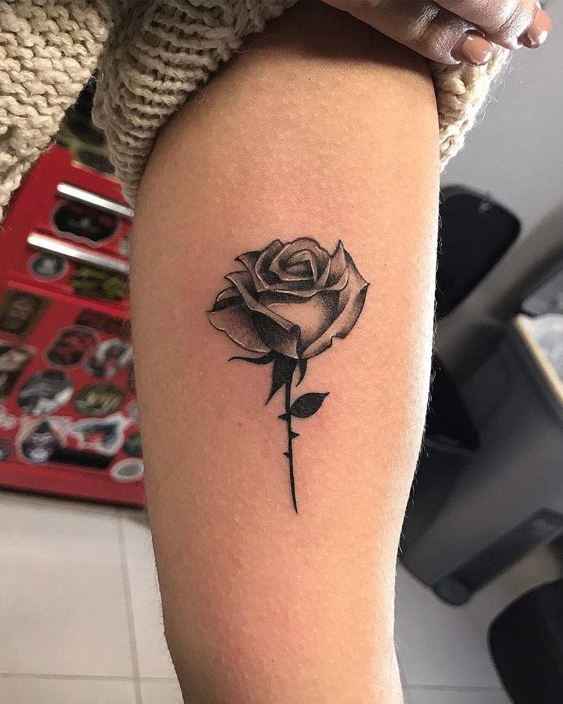 Tatouage Rose Noir Et Blanc Top 71 des meilleures idées de tatouage de petites roses | Troovez.com