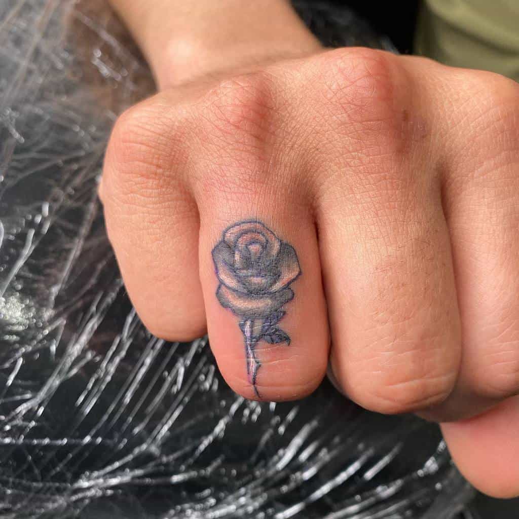 Tatouages de doigts de main de petite taille Rose Dannys Tattoo Pdx