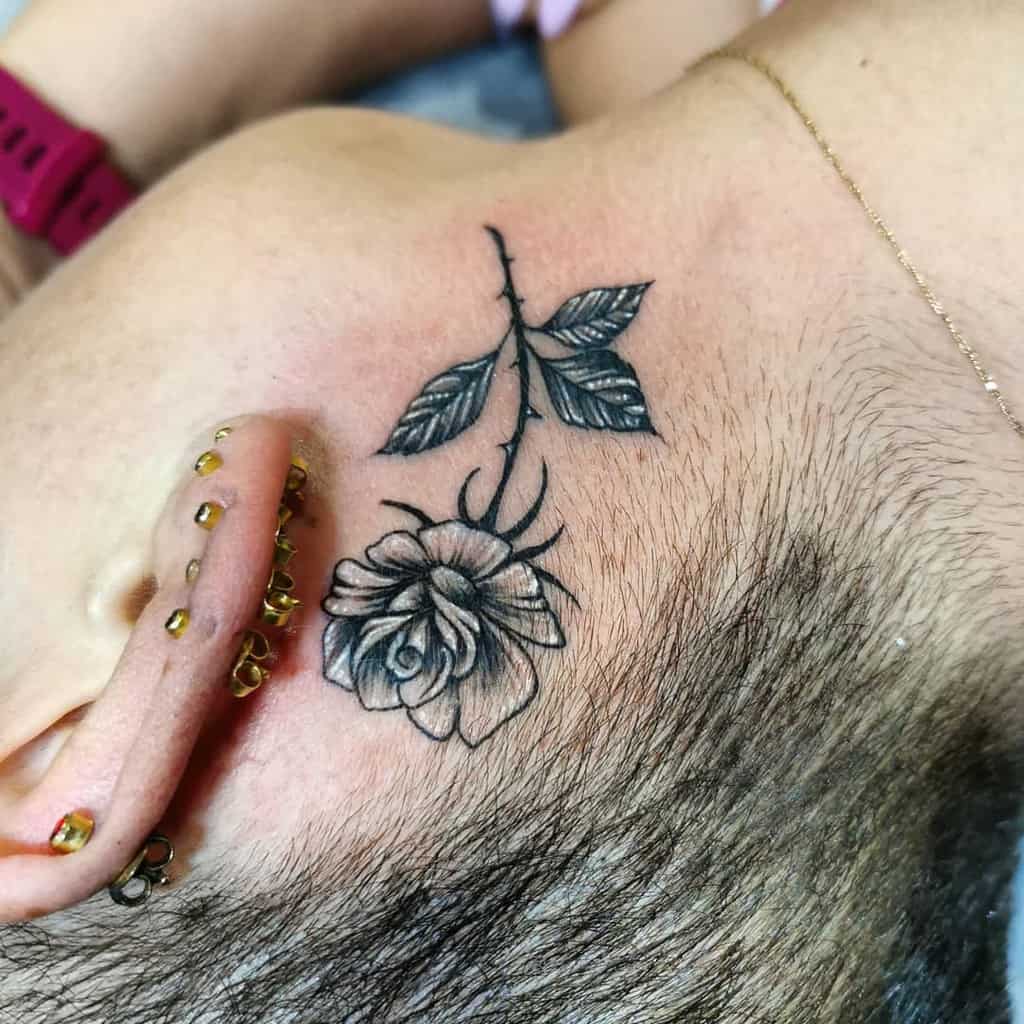 Tatouages de petites oreilles de rose Artiste tatoueur Martinskomarovs