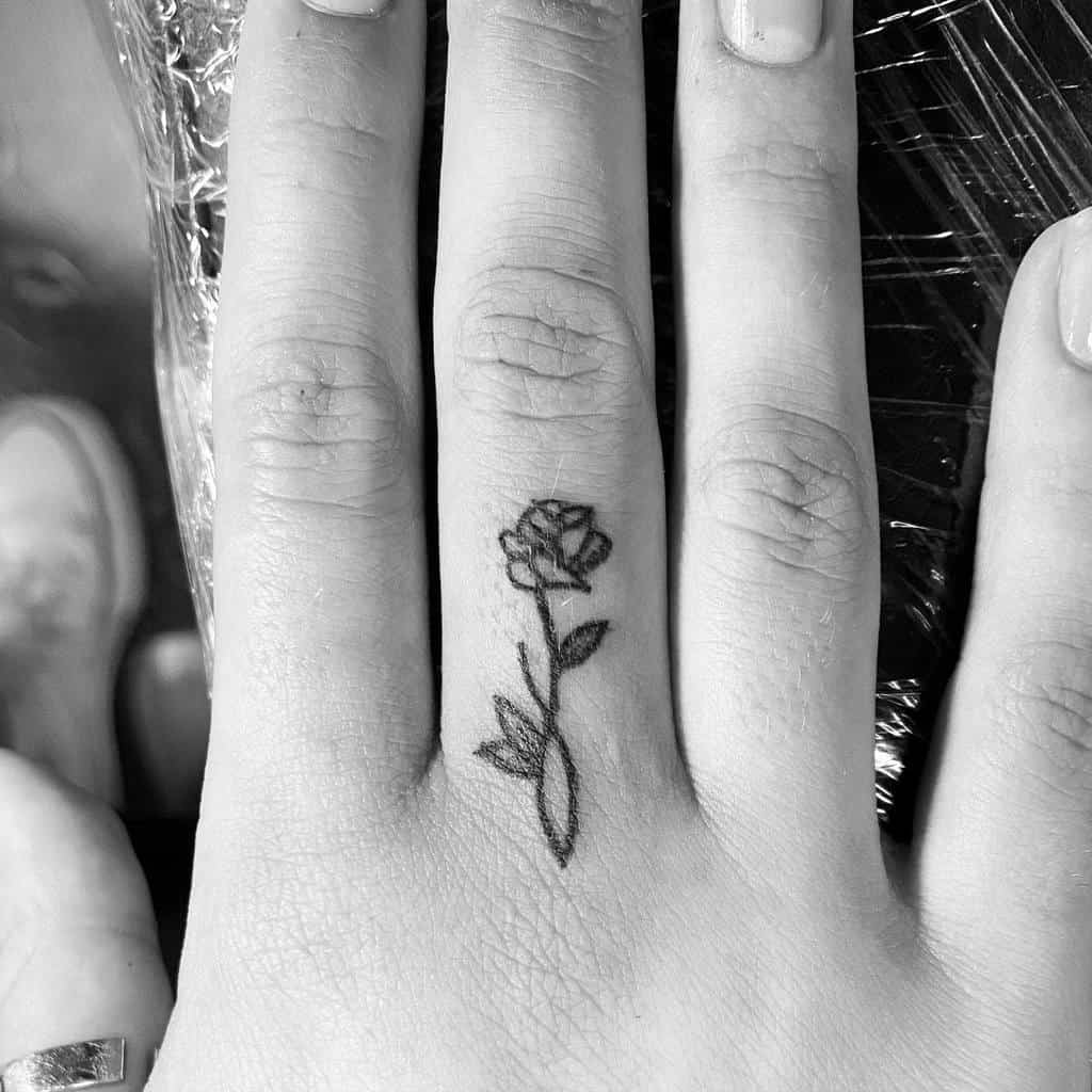 Tatouages de petites roses sur les doigts de la main Tattoolicious
