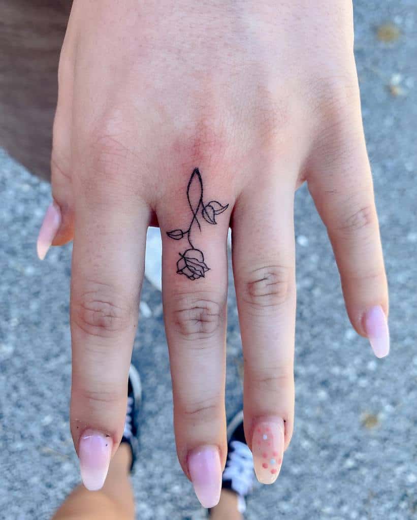 Petits tatouages de doigts de main à la rose Florenceetlamachine