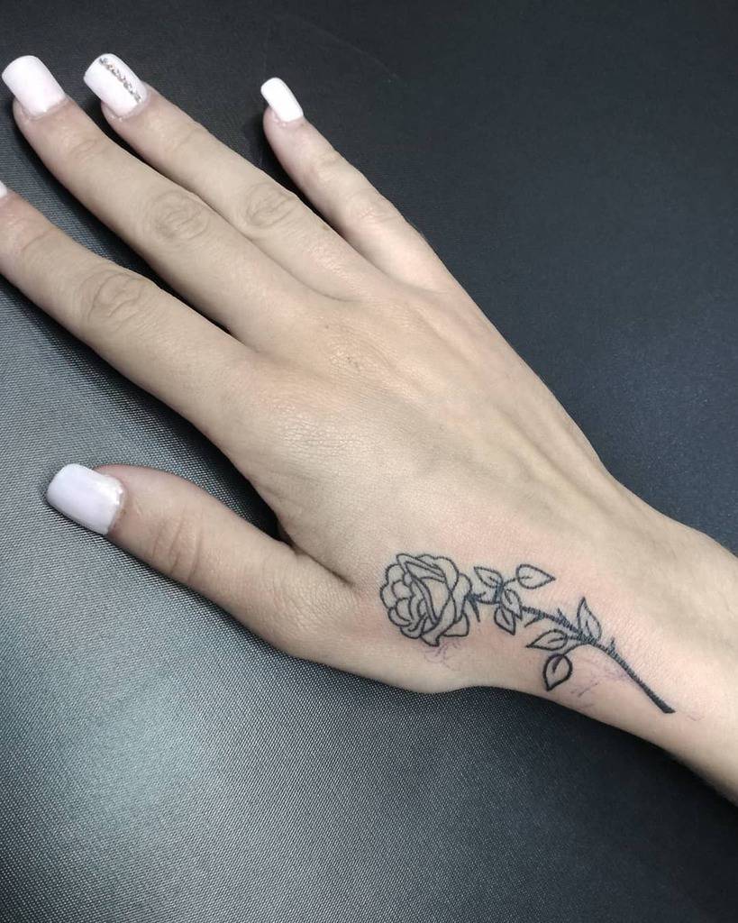 Petits tatouages de doigts de main à la rose Nelidatattoo