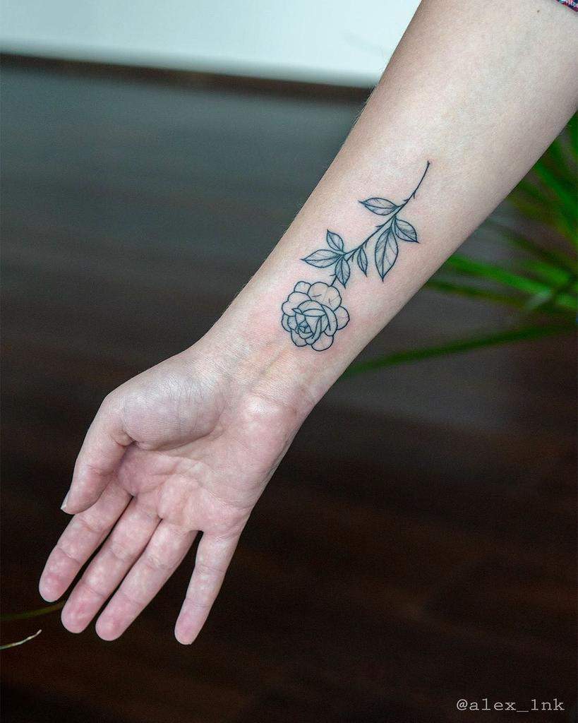 Tatouages de poignets en petites roses Alex 1nk