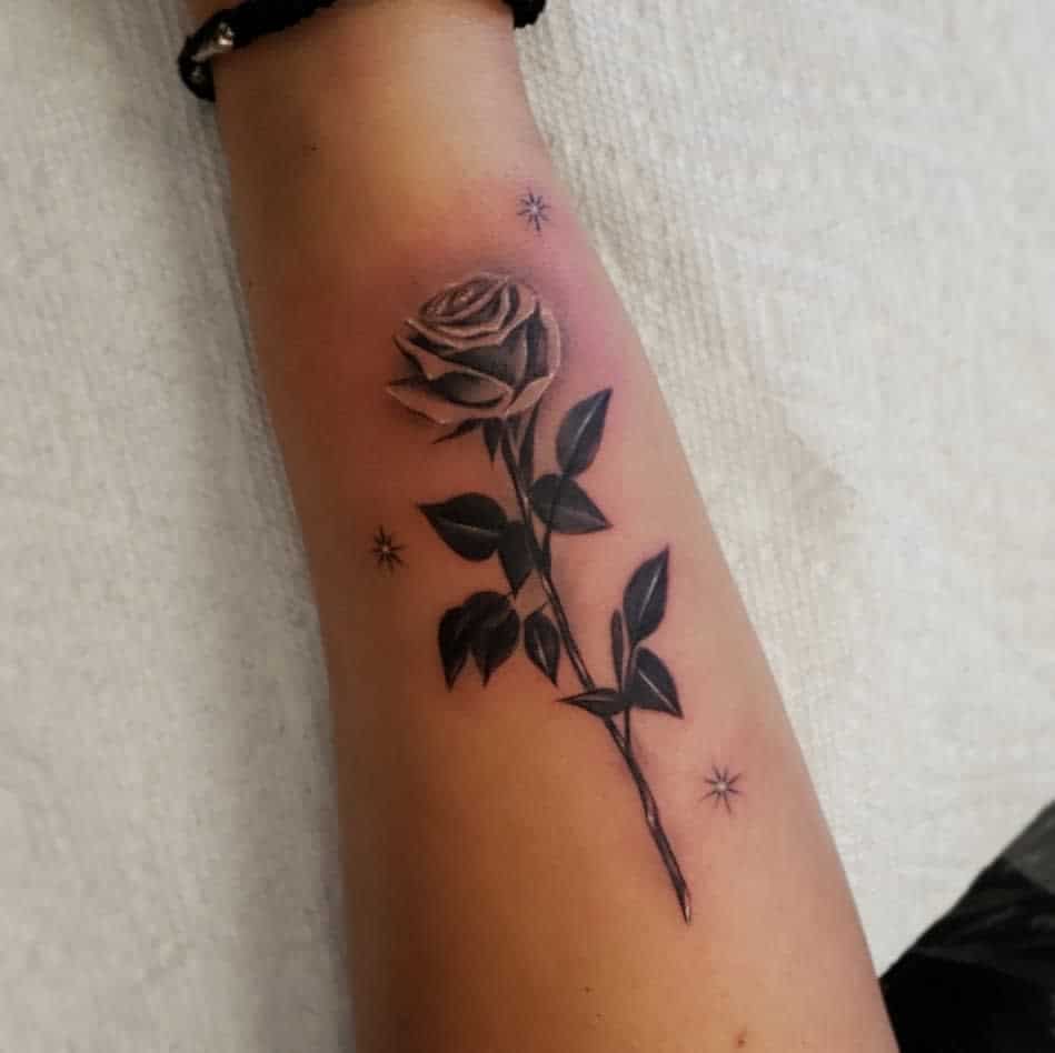 Tatouages d'avant-bras en petites roses Nuno West