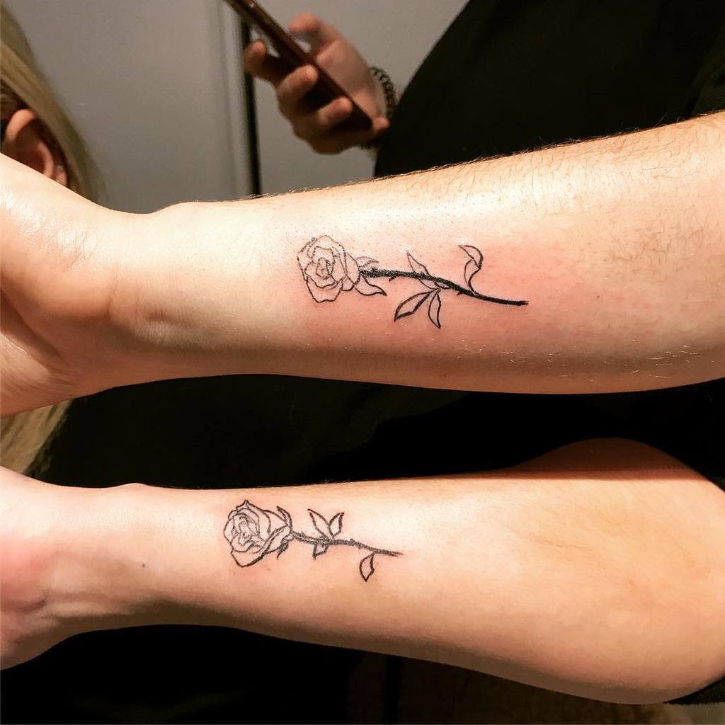 Tatouages de poignets de petites roses Tatouage de Martin Balcer