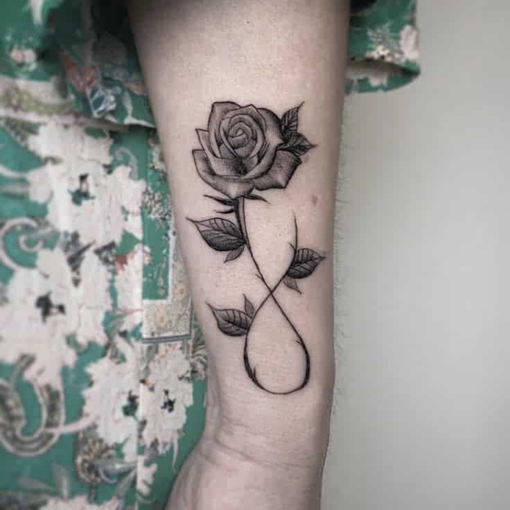 Tatouages de poignet à la petite rose Rocco Trailertattoo