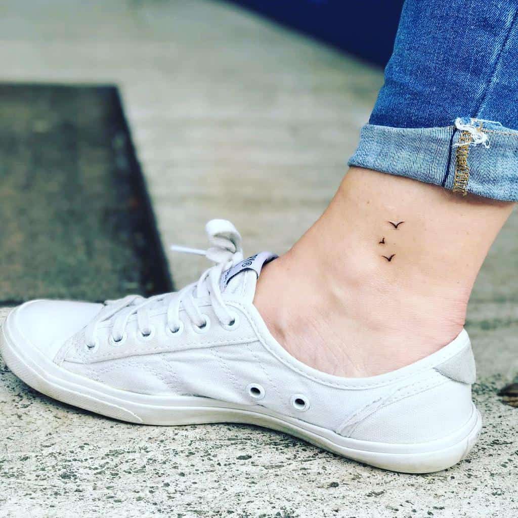 Tatouage de petit pied de cheville pour femmes en dentelle.ink