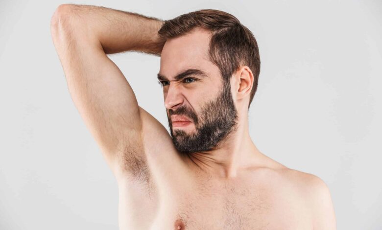 5 raisons pour lesquelles les hommes devraient se raser les aisselles (& 5 raisons pour lesquelles ils ne devraient pas)