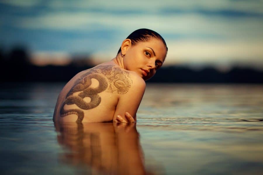 Femme tatouée dans l'océan Pool