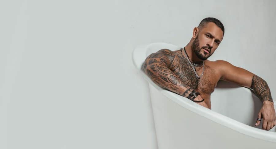 Homme barbu tatoué dans son bain