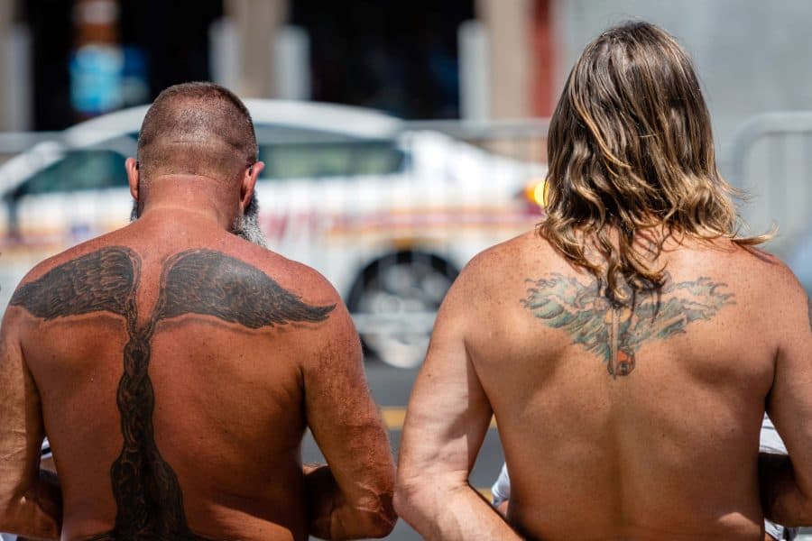 Des hommes brûlés par le soleil se font tatouer la peau