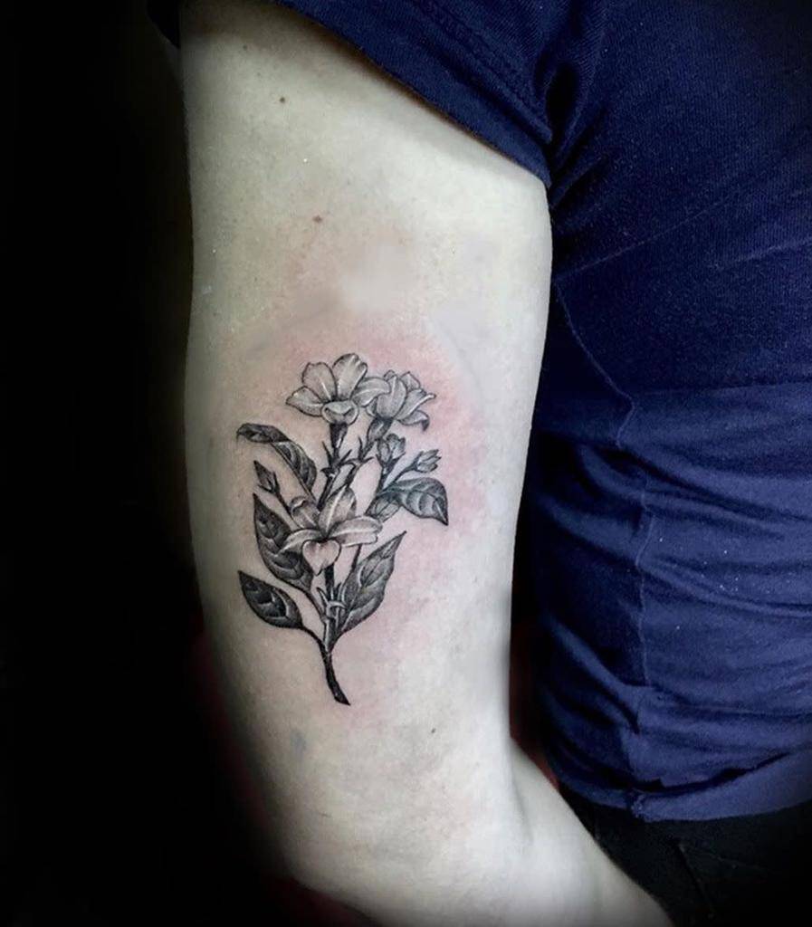 Tatouages de fleurs de jasmin au bras Calvin Larena