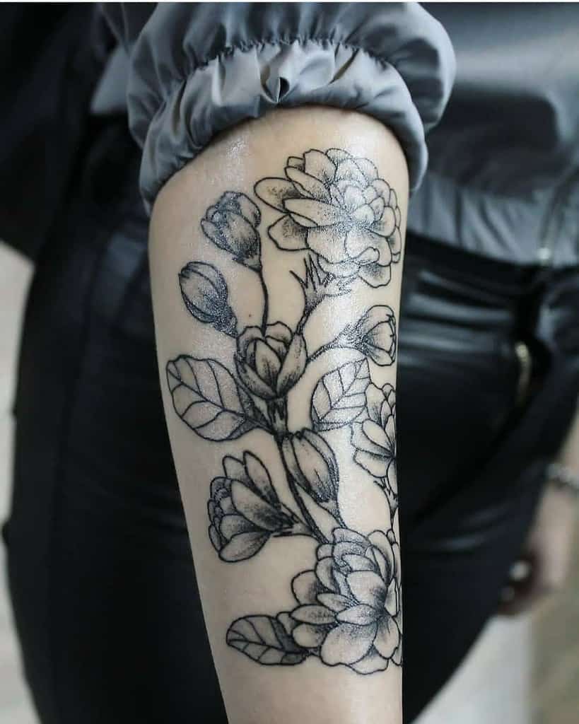 Tatouages de fleurs de jasmin Blackwork Nat.cekauskas.tattoo