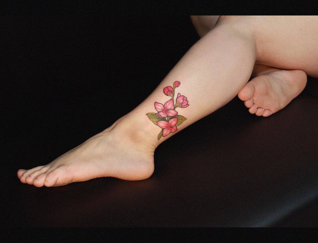 Tatouages de fleurs de jasmin sur les jambes Encre de Taisu